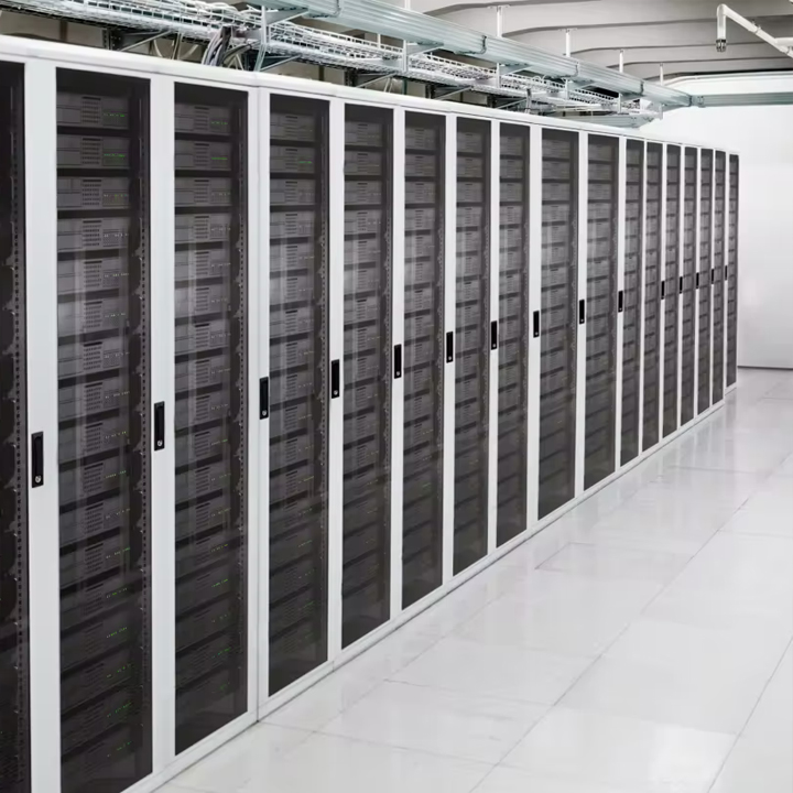 O combate a incêndio em Data Centers é uma essencial para a proteção das informações, sistemas,  operações e credibilidade de sua empresa. Considerando a natureza das operações de Data Centers, é fundamental que os caros equipamentos eletroeletrônicos não sejam danificados em hipótese alguma – seja pelo incêndio ou pelo próprio agente de um Sistema de combate à incêndio datacenter.