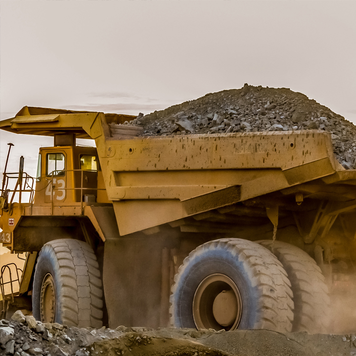 As maquinas off road, caminhões e tratores, especialmente as utilizadas pelas mineradoras, têm necessidade de um sistema de incêndio para maquinas off road, pois trabalham num regime de alta utilização num ambiente muito agressivo, o que faz com que o risco de incêndio seja frequente. Os sistemas de incêndio para maquinas off road protegem os "pontos quentes" dessas maquinas, especial-mente junto ao motor e às bombas hidráulicas. Um aumento da temperatura ou uma fagulha nesses locais inicia rapidamente um incêndio que, na maioria das vezes, não se consegue combater com um extintor portátil, resultando na perda total da máquina. 