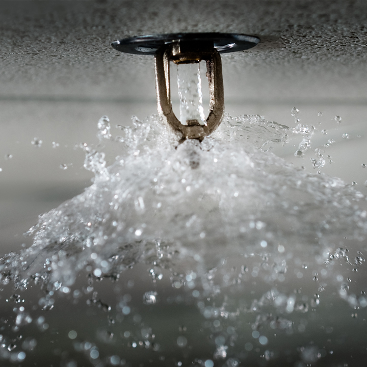 Nas industrias é essencial que exista um sistema Sprinkler industrial – para a proteção permanente e automática contra o risco do incêndio.  Entretanto, para que o sistema de sprinklers seja realmente efetivo no combate ao incêndio, seu projeto, a especificação dos equipamentos e a sua instalação e posterior manutenção, tem obrigatoriamente ser executada por uma empresa especializada em Engenharia de Incêndio.

